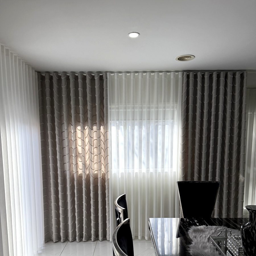 Patterned Curtains — Elegant Dining Room