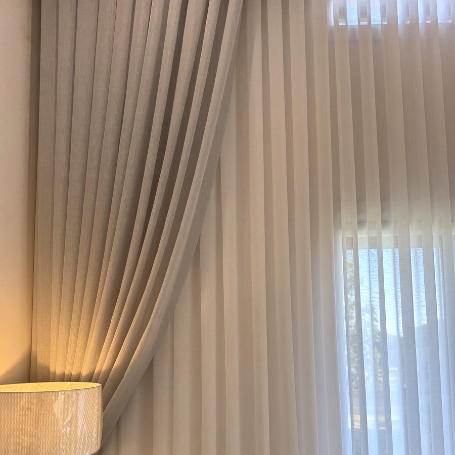 Sheer Detail — Tie-Back with Lamp